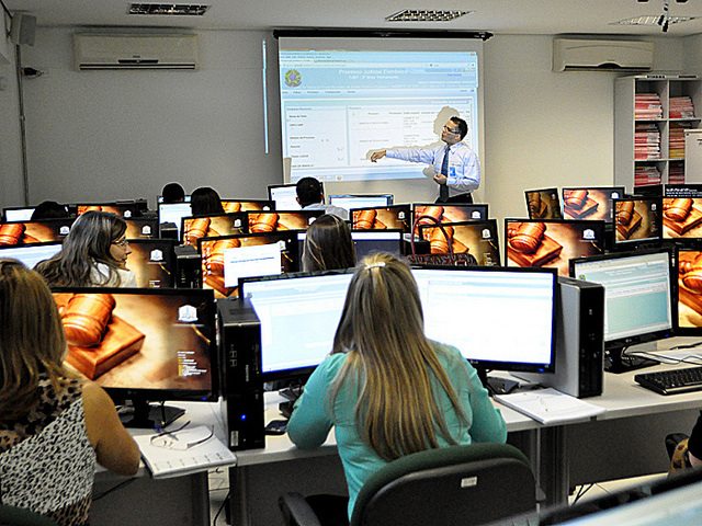 Você está visualizando atualmente Servidores de Tribunal do Trabalho sergipano participam de treinamentos para uso do PJe