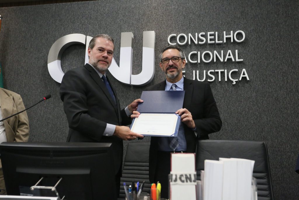 Ministro Dias Toffoli entrega placa homenageando conselheiro Luciano Frota