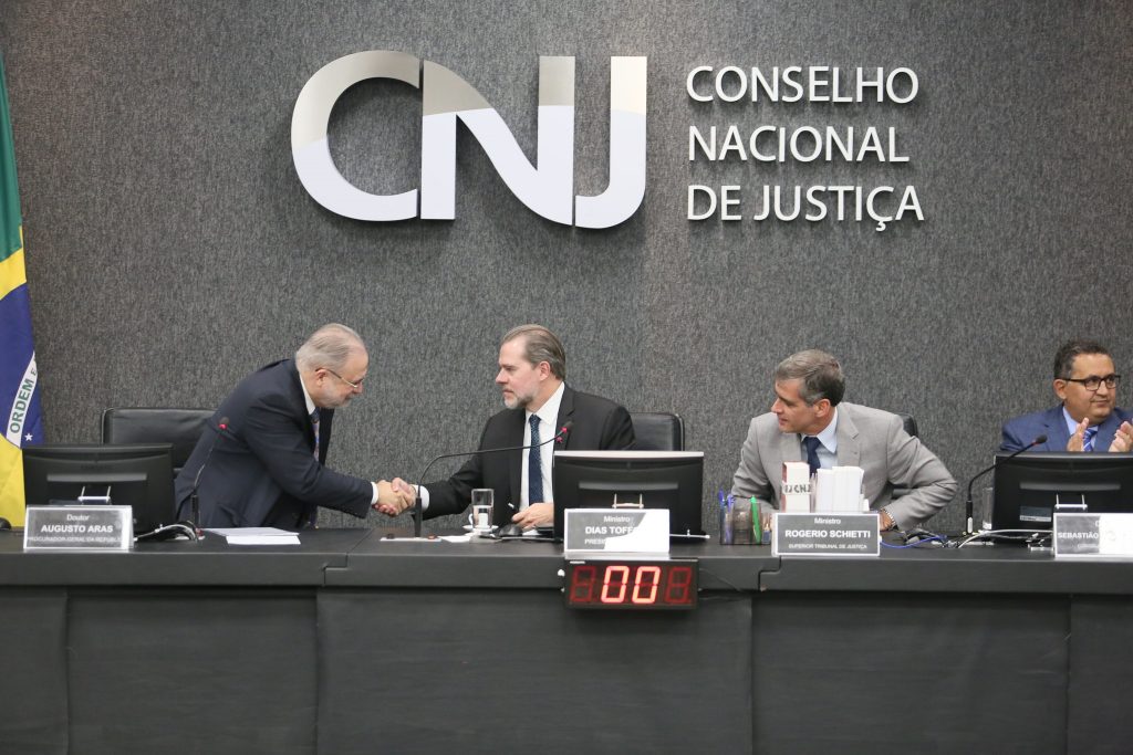 Ministro Dias Toffoli e Procurador Augusto Aras se cumprimentam em ato de assinatura da resolução conjunta