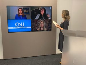 Foto de still do programa CNJ Especial Coronavírus, com a apresentadora Mariana Xavier conversando com as três entrevistadas por telão no estúdio