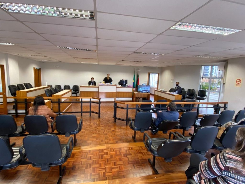 Foto de sessão do Tribunal do Júri com videoconferência realizada em 20 de agosto de 2020 na Comarca de Torres (RS)