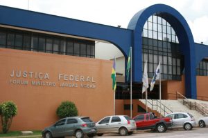 Foto da fachada da sede da Seção Judiciária de Rondônia do TRF1, em Porto Velho (RO)