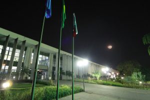 Foto noturna da fachada da sede do Tribunal de Justiça do Mato Grosso do Sul (TJMS)