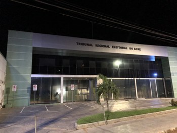 Foto da fachada da sede do Tribunal Regional Eleitoral do Acre (TRE-AC), em Rio Branco (AC)