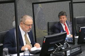 Procurador-geral da República Augusto Aras (esq.) e o presidente do CNJ, Luiz Fux, durante a cerimônia que lançou a regulamentação do Sirenejud
