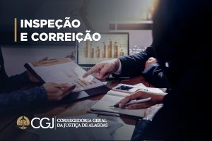 Foto mostra 2 homens e 1 mulher sentados em uma mesa e conversando sobre diversos documentos com gráficos. Texto: Inspeção e Correição.