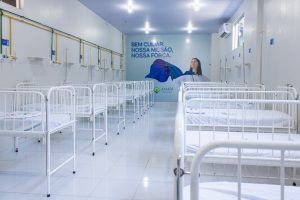 Foto mostra nova ala da unidade de saúde, com diversos leitos infantis enfileirados.