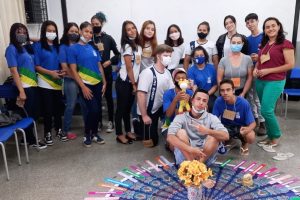 Foto mostra alunos e alunas que participaram do Círculo da Paz.