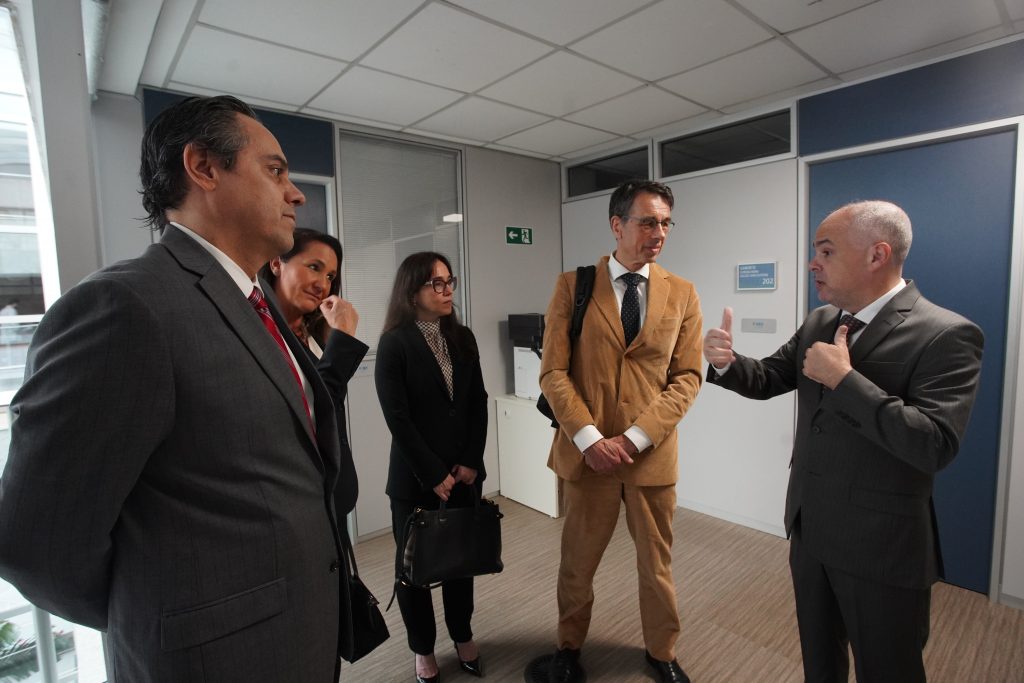 Na foto, O coordenador da Unidade de Monitoramento e Fiscalização das decisões da Corte Interamericana de Direitos Humanos (UMF), Luís Geraldo Lanfredi, e o secretário-geral do CNJ, Gabriel Matos, apresentaram as atividade do Conselho ao diretor do Instituto Max Planck de Direito Público Comparado e Direito Internacional Público, Armin von Bogdandy, acompanhado pela jurista Flávia Piovesan, e pela professora e doutora em Direito, Patrícia Perrone Campos Mello.