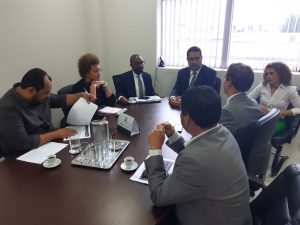 Participantes da reunião sentados à mesa