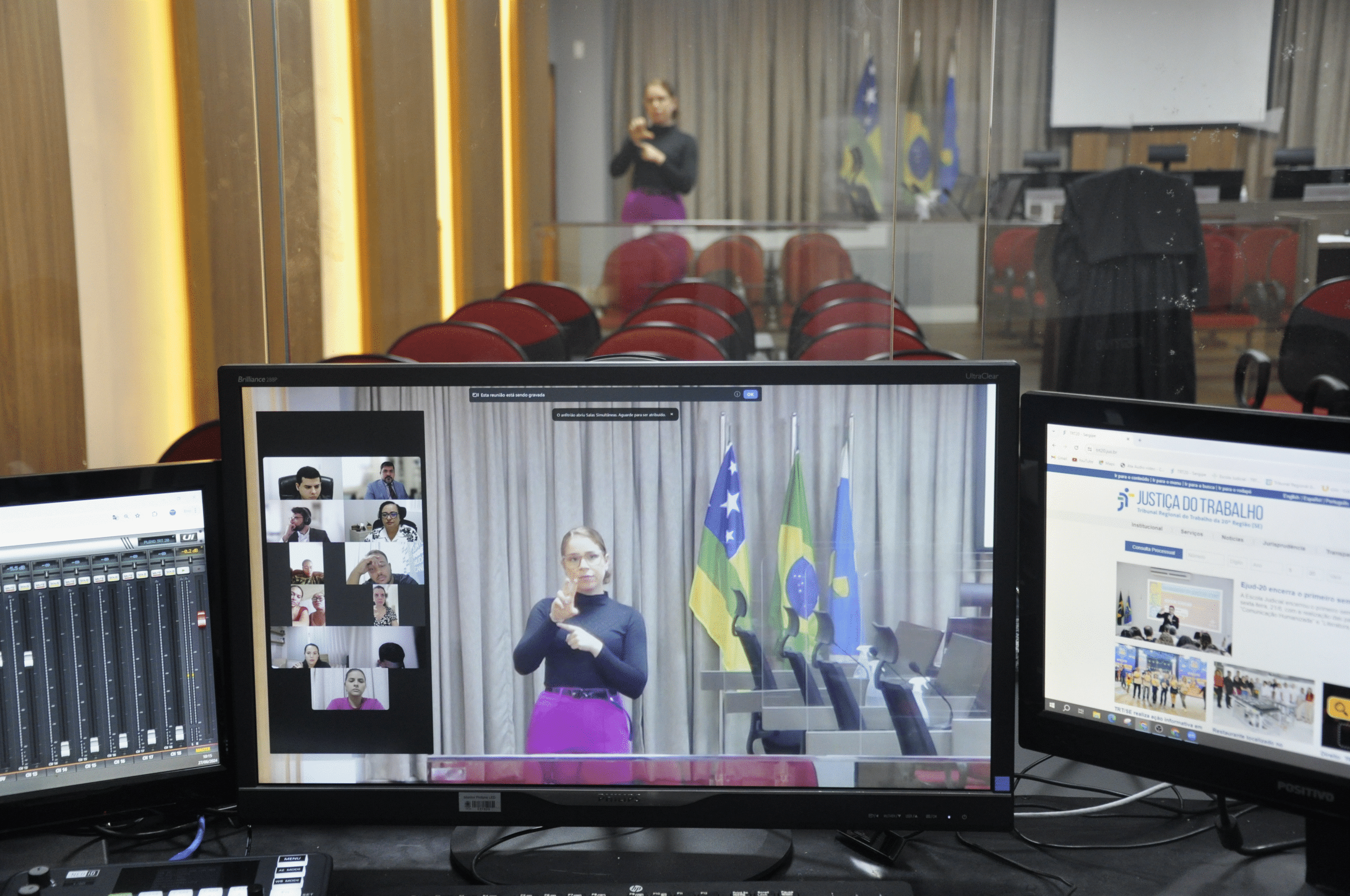 Você está visualizando atualmente Justiça do Trabalho de Sergipe realiza 1ª audiência com intérprete de libras