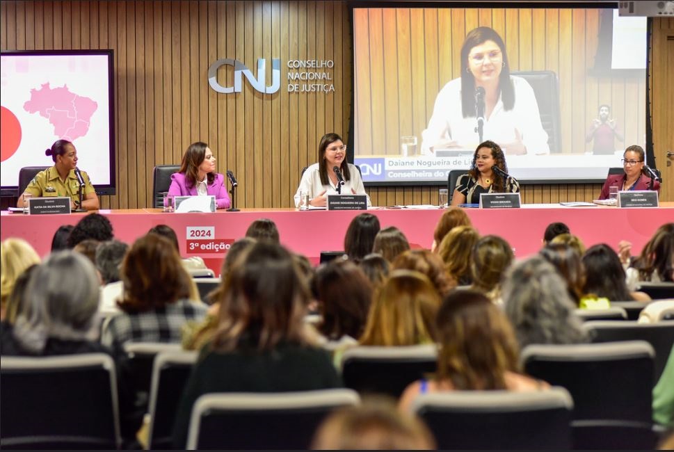 Você está visualizando atualmente Mulheres na Justiça abordam relevância da liderança feminina na democracia 