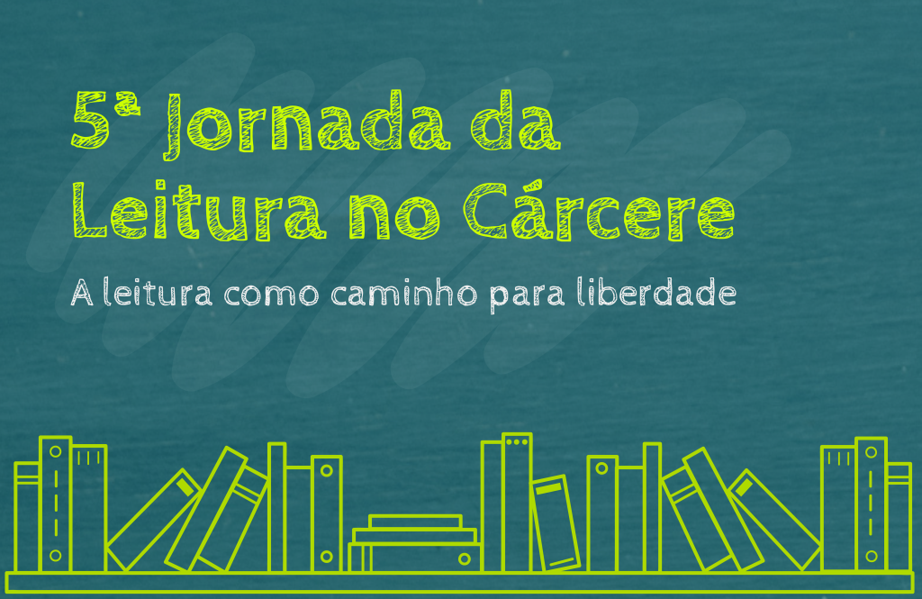 Card de fundo em tons de azul, com a inscrição “5ª Jornada de Leitura no Cárcere”, escrita em verde e “A Leitura como Caminho para a Liberdade”, escrita em cinza. Na parte de baixo, há um desenho verde de uma estante com diversos livros. 