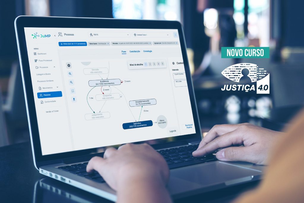 Fotografia de uma pessoa mexendo em um computador. O computador transmite uma imagem da plataforma JuMP. No lado direito do computador, a inscrição “Novo Curso Justiça 4.0”.  