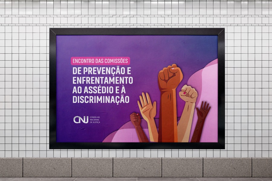 Imagem de uma parede branca com um painel roxo com alguns tons rosa que apresenta a inscrição “Encontro das Comissões de Prevenção e Enfrentamento do Assédio e da Discriminação” no lado esquerdo. Do lado direito, desenhos de mãos de mulheres, alguns com punhos fechados e outras coma mão aberta, em vários tons de pele. No canto inferior esquerdo, logotipo do Conselho Nacional de Justiça (CNJ) na parede, juntamente com a inscrição “Conselho Nacional de Justiça”.