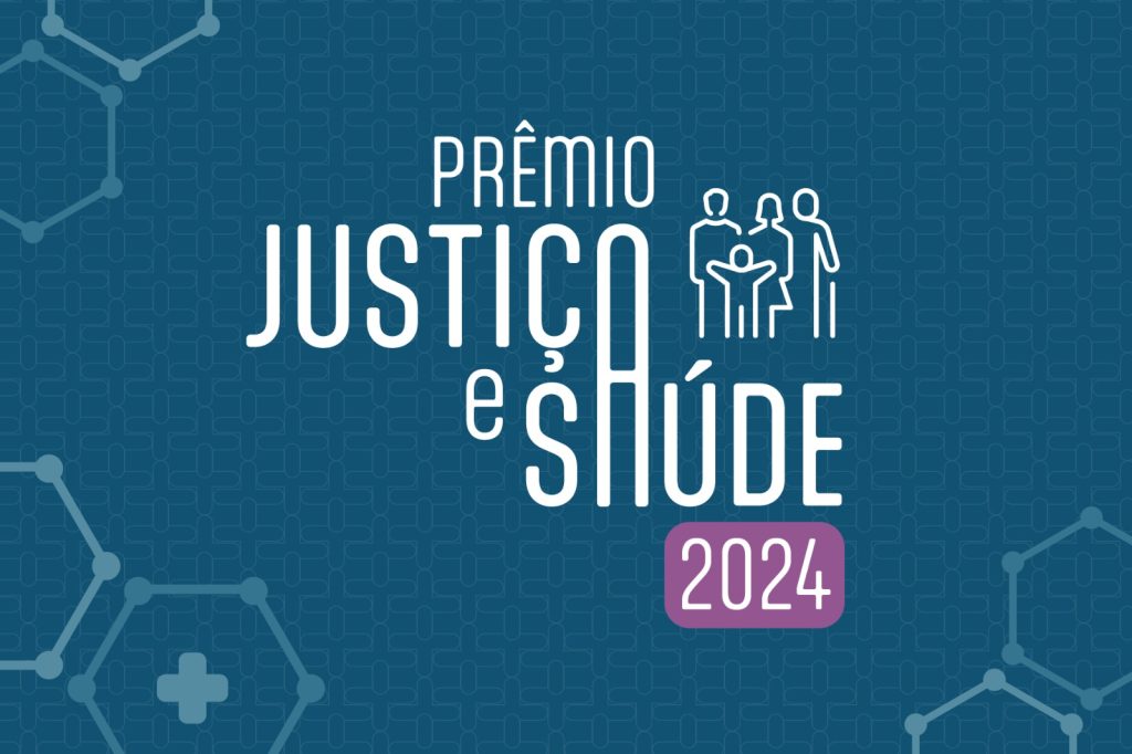 Card azul com ícones de hexágonos ao redor e no centro a inscrição “Prêmio Justiça e Saúde 2024”. Ao lado do texto, o ícone de uma família. 