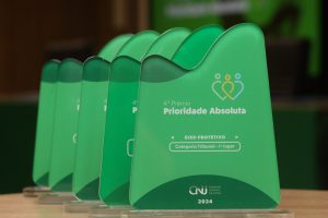 Leia mais sobre o artigo Solenidade marca entrega de troféus aos doze vencedores do Prêmio Prioridade Absoluta 2024