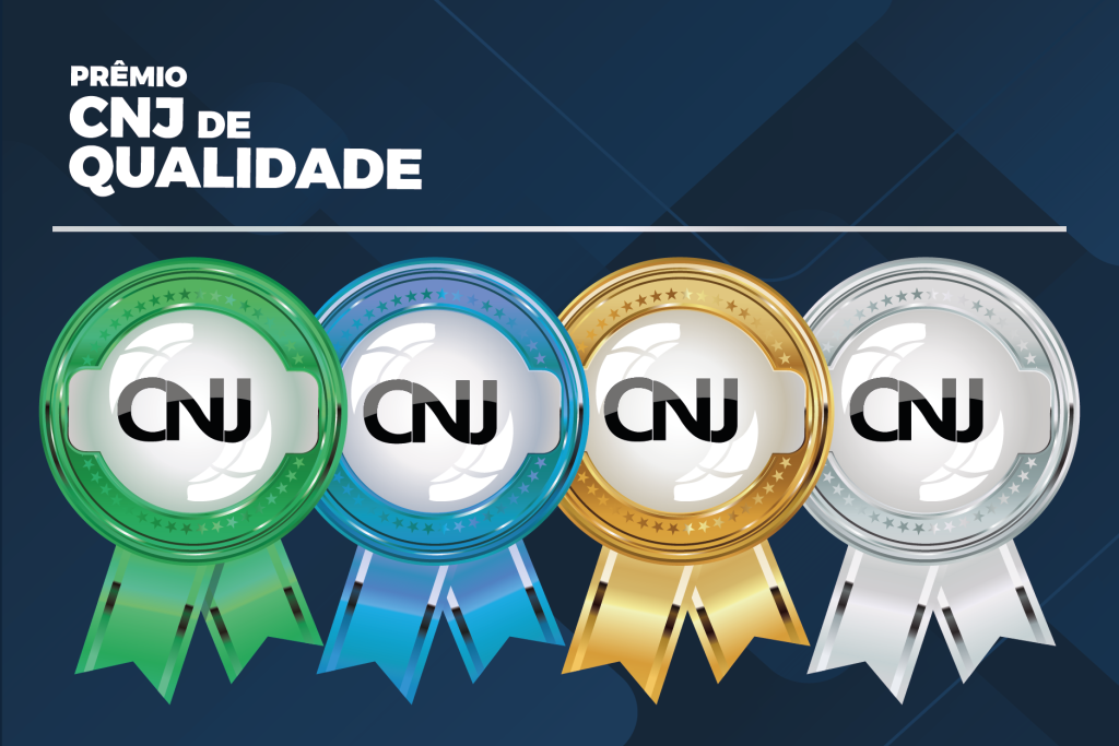 Card de fundo azul com quatro medalhas coloridas no centro. A primeira sendo verde, a segunda azul, a terceira amarela e a última prata. No meio de cada uma, o logotipo do CNJ. Na parte superior esquerda do card, a inscrição “PRÊMIO CNJ DE QUALIDADE” 