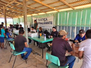 Leia mais sobre o artigo Justiça Itinerante realiza atendimentos na Comunidade Indígena Serra do Sol (RR)